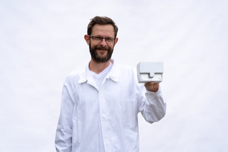 AI technician with Ongo Vision analyzer in laboratory